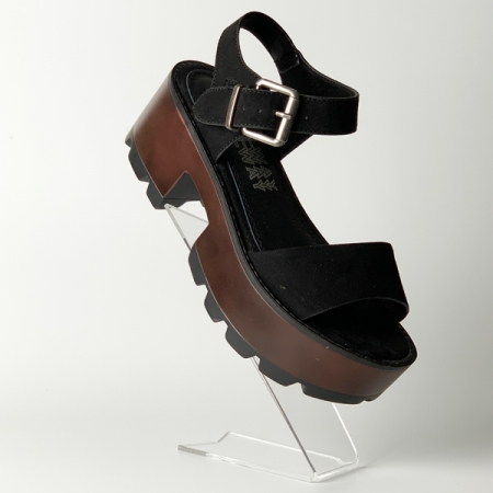 expositor para zapato vertical, de metacrilato transparente con un zapato sandalñia de mujer